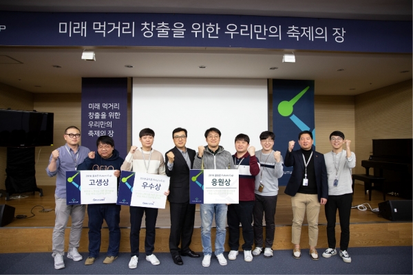 지난 15일과 16일 서울 강남구에 위치한 골프존타워서울에서 열린 ‘골프존 2018 퓨처컵'에서 골프존 박기원 대표이사와 수상자들이 기념사진을 찍고 있다.